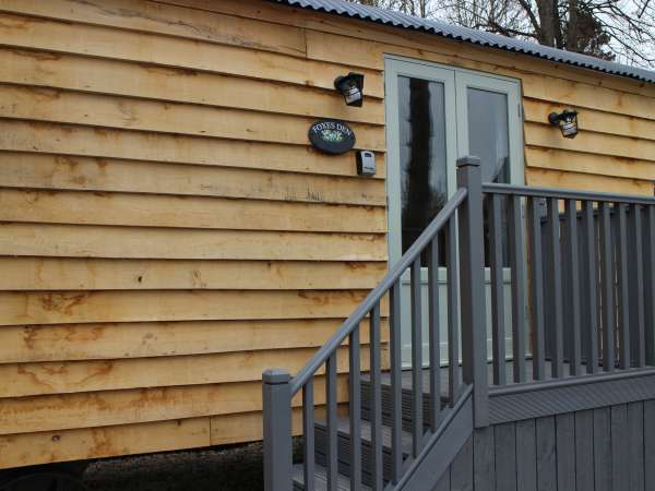 Foxes Den, Belford